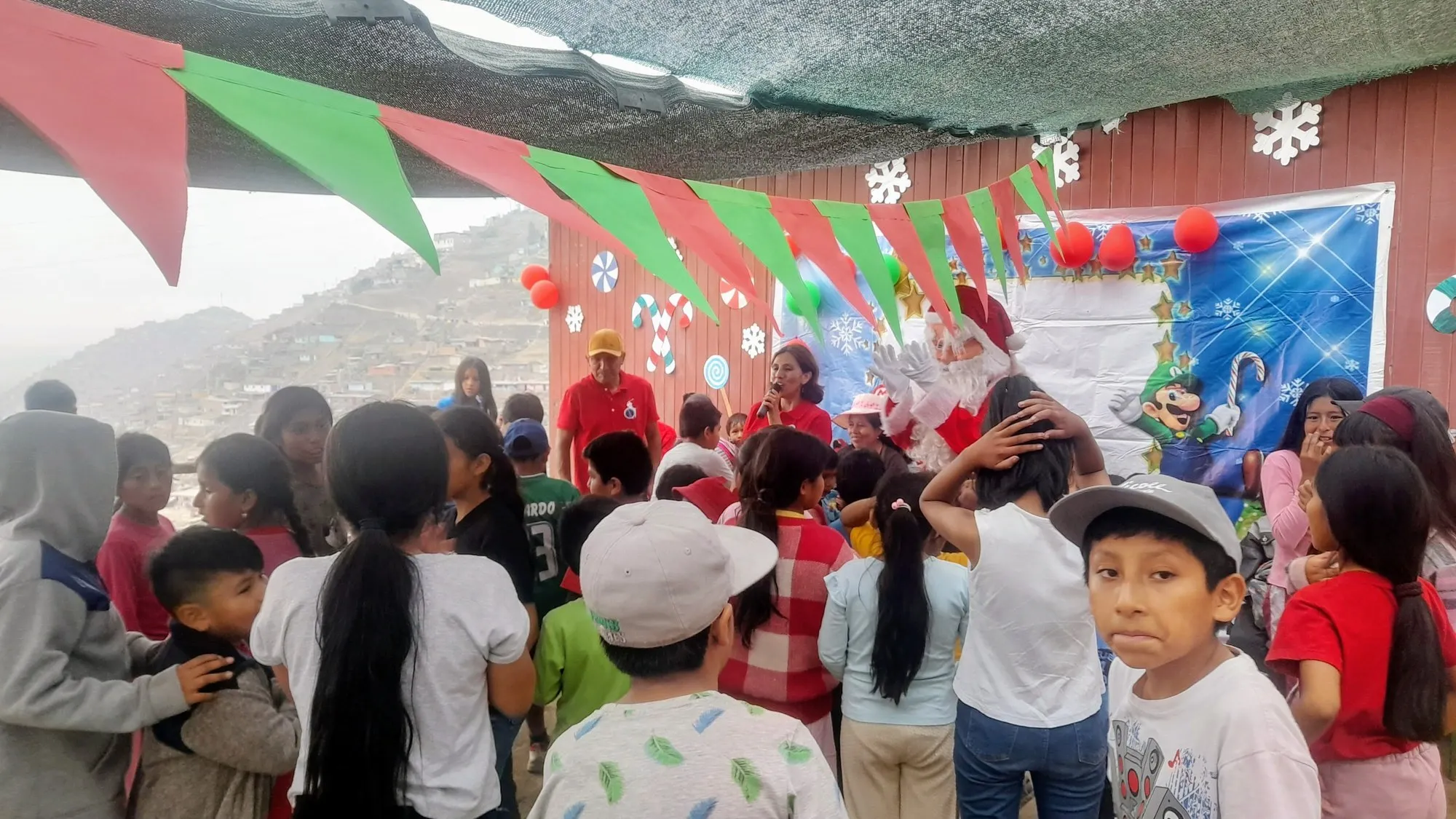 Chocolatada navideña con niños de la comunidad