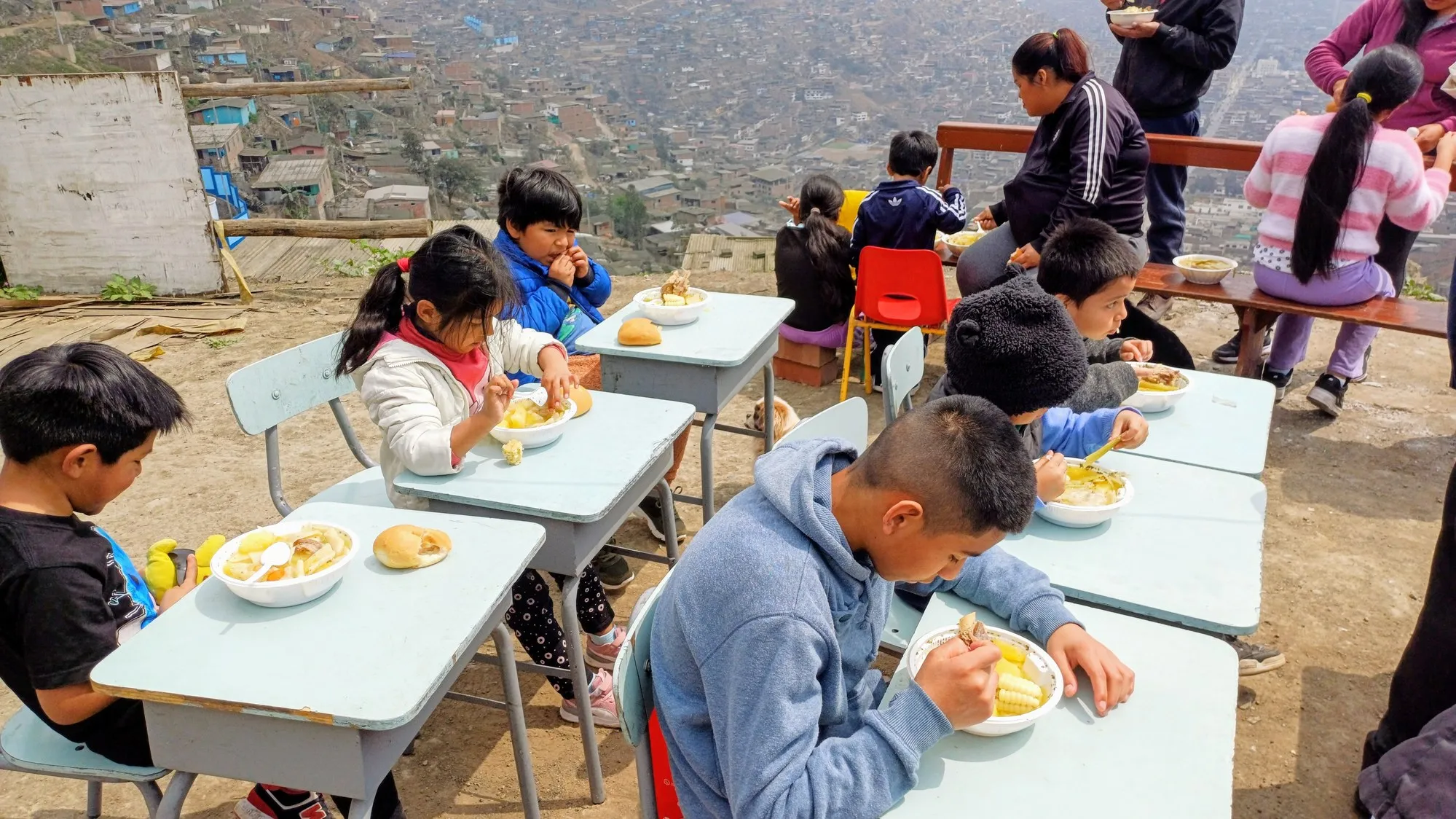 Niños desayunando sopa en una actividad de la conferencia
